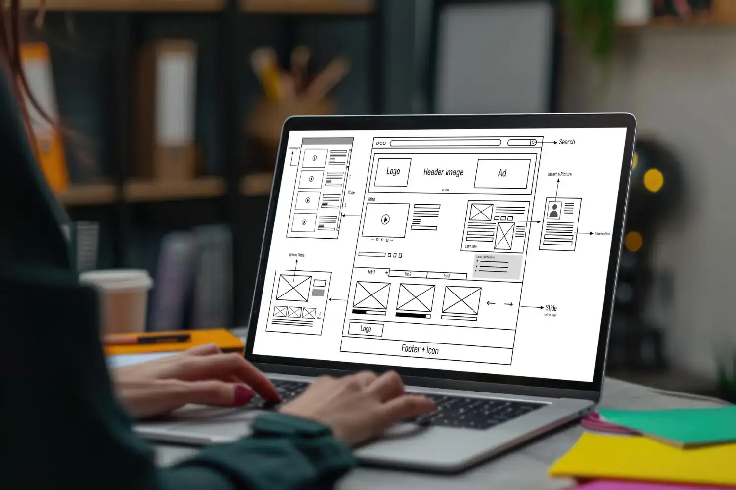 Náhled návrhu webové stránky na počítači s wireframe rozložením.